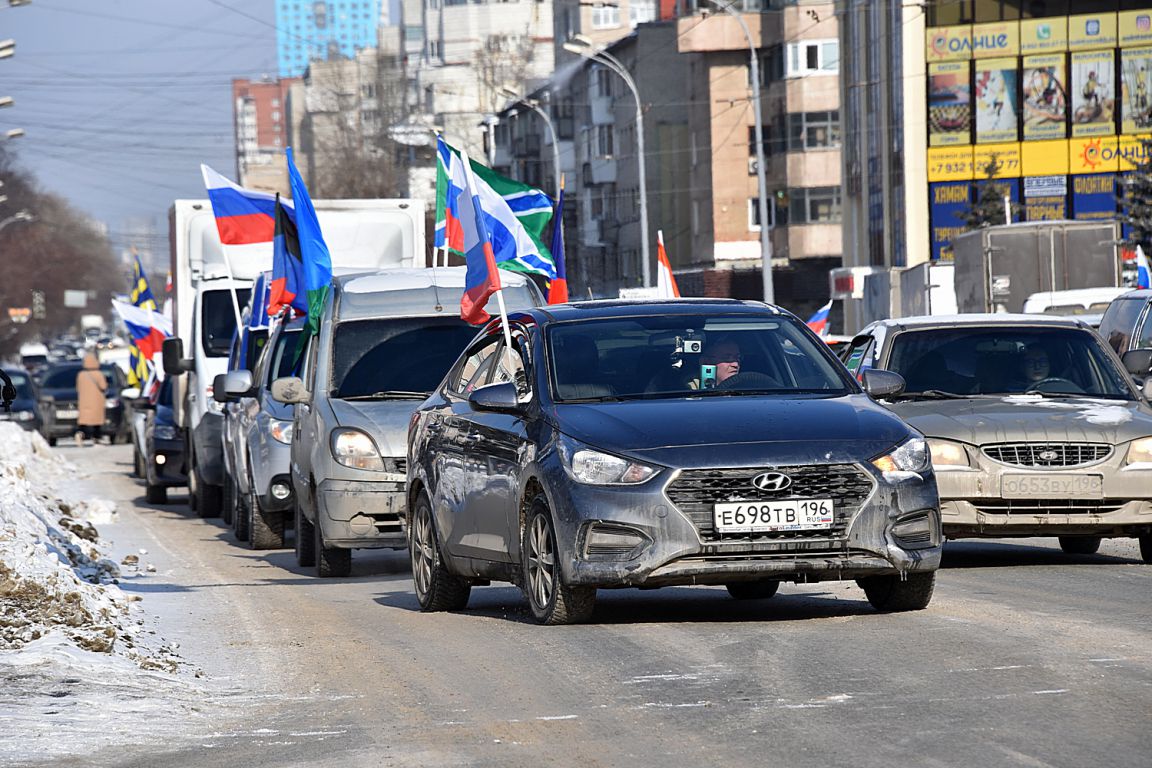 В Екатеринбурге прошел автопробег в поддержку спецоперации на Украине. Фото  - «Уральский рабочий»